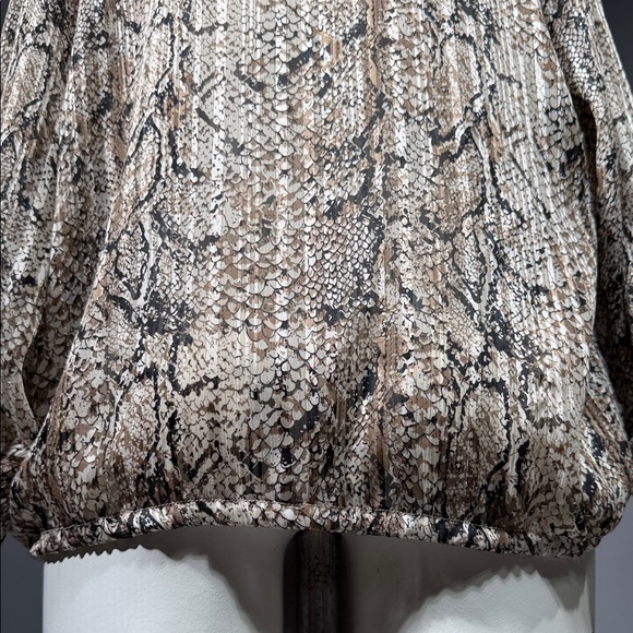 Gibson Latimer Beige Snake Print Blouse (rack11) - Picture 11 of 12